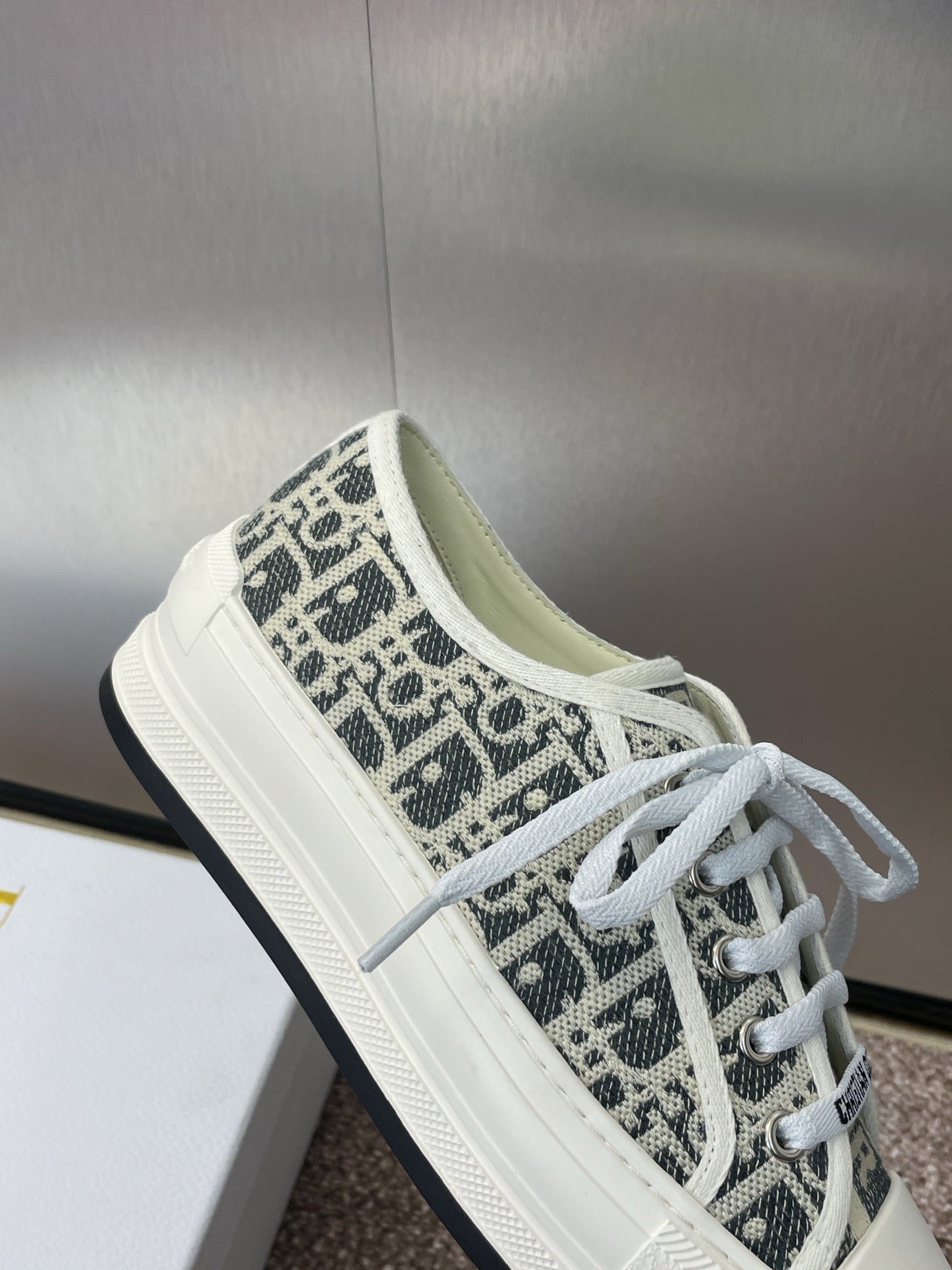 DIOR