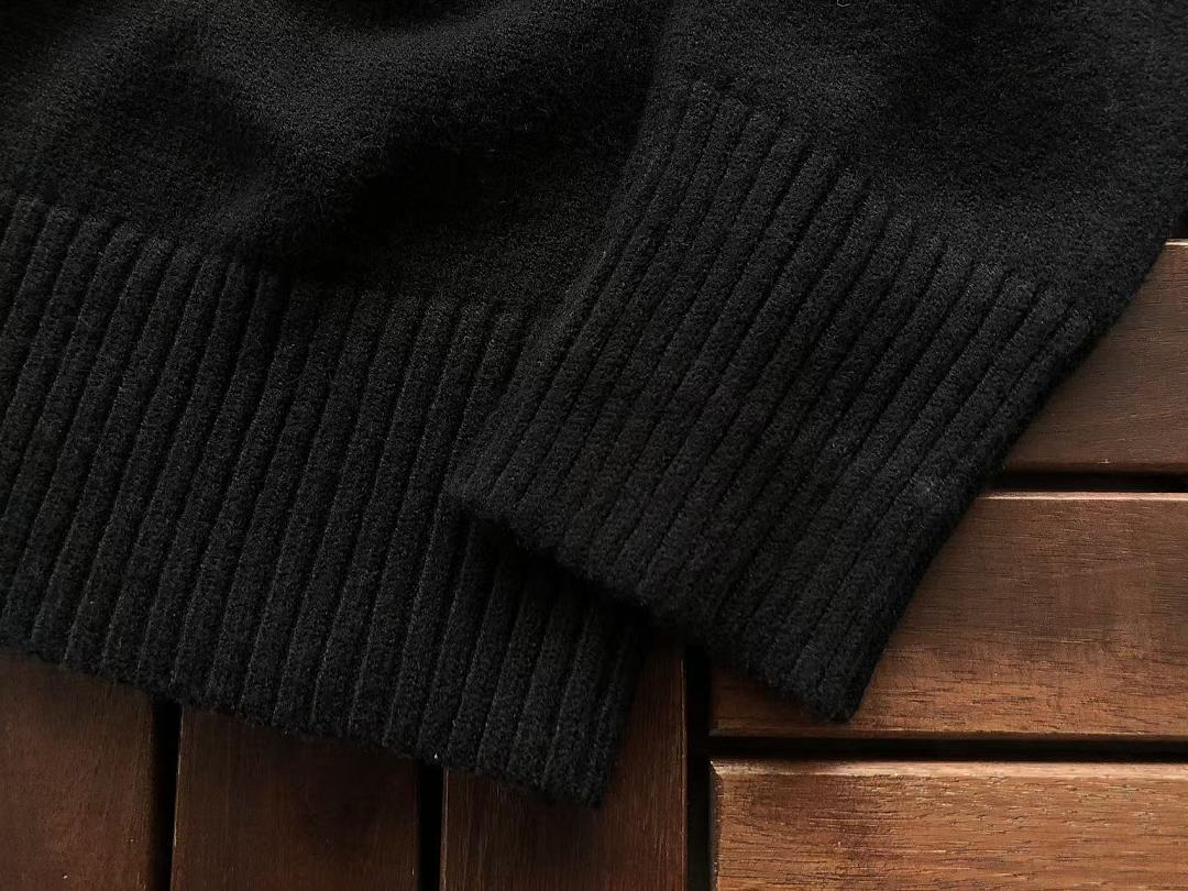M🔥IS🔥N M🔥R🔥IE🔥A SWEATER
