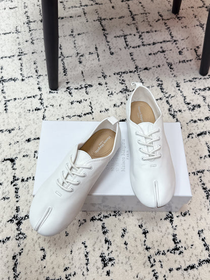 MM Tabi 6-Point Toe Lace-up Shoes White Calfskin 558421