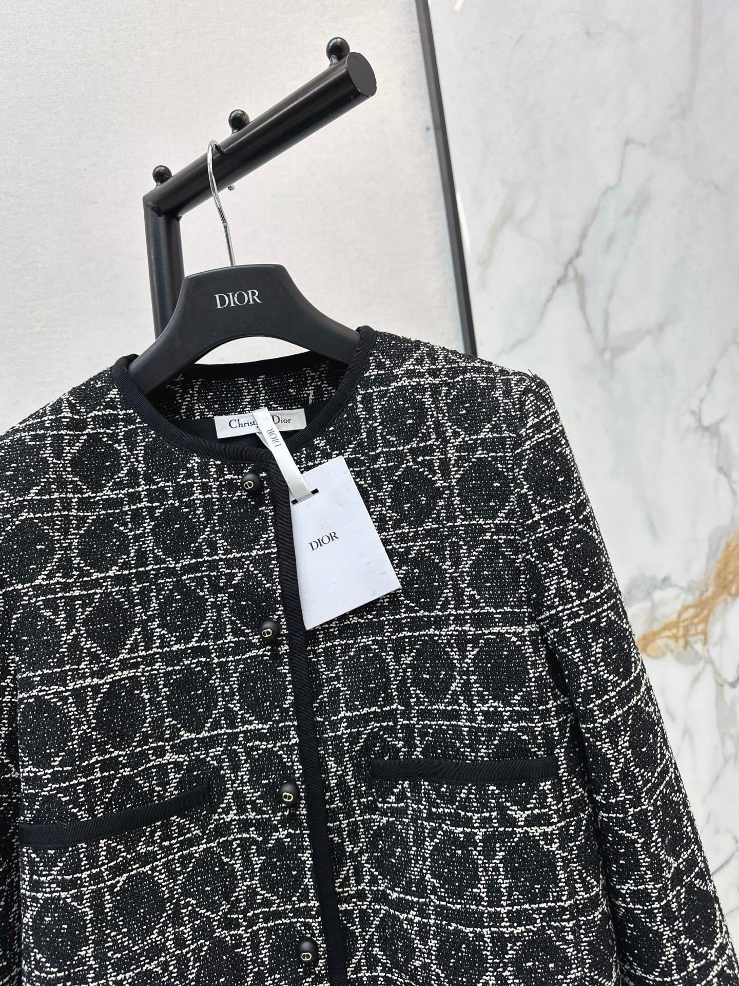 DIOR