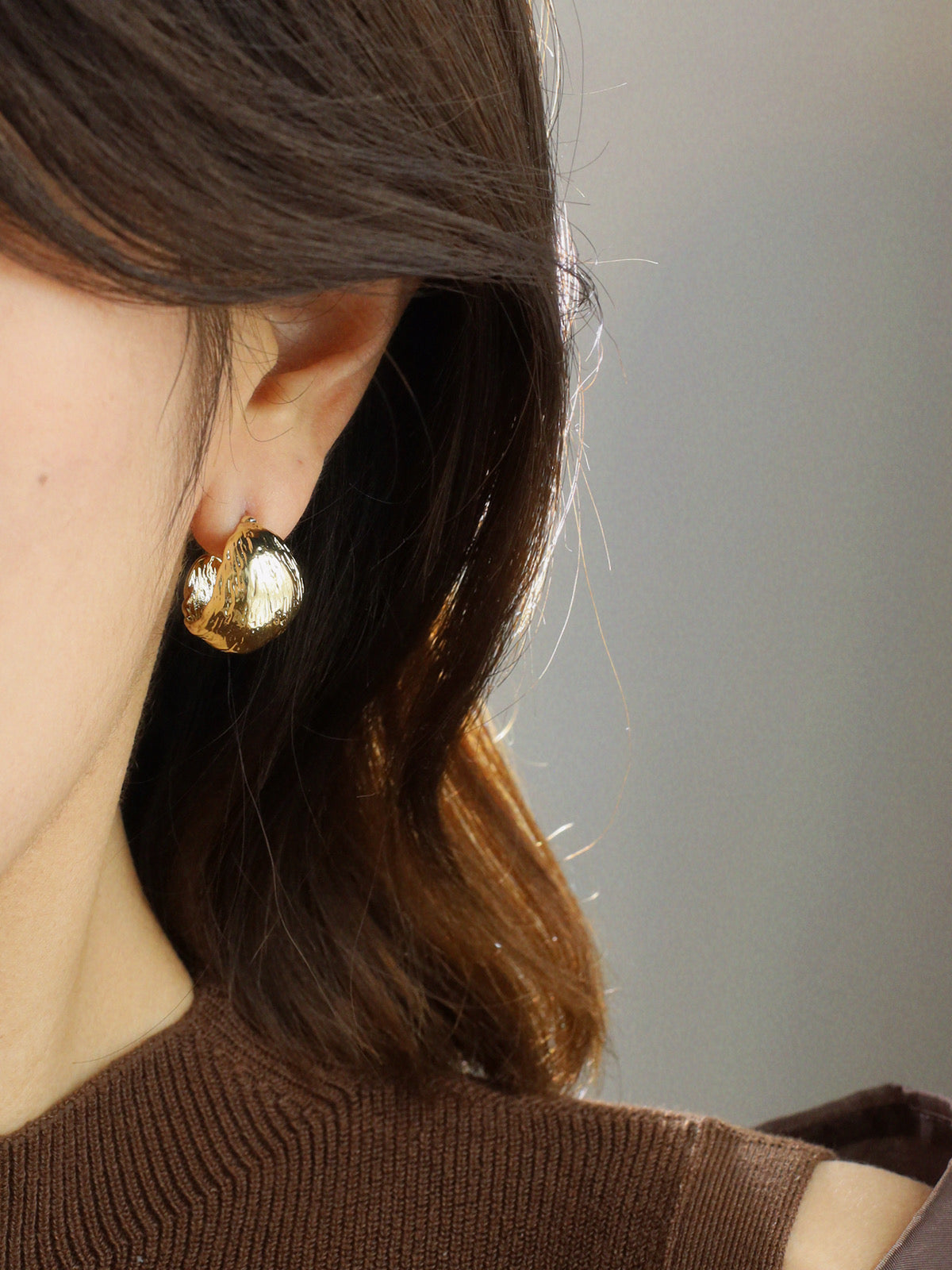Gold Textured French Earrings Niche Design High-end Light Luxury Temperament Versatile Metal Earrings for Women e010
